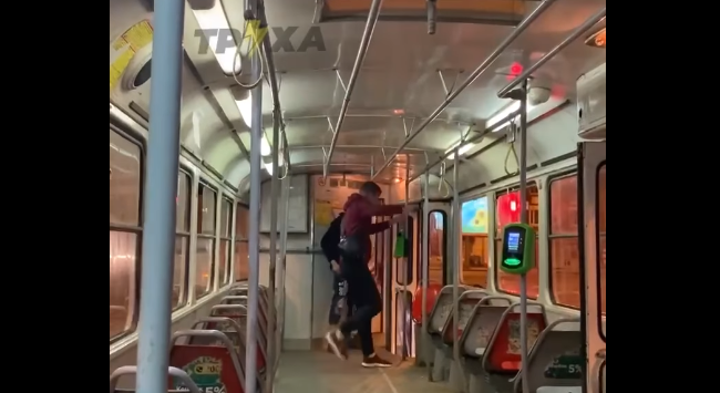 В Харькове наказали парня, который розгромил трамвай