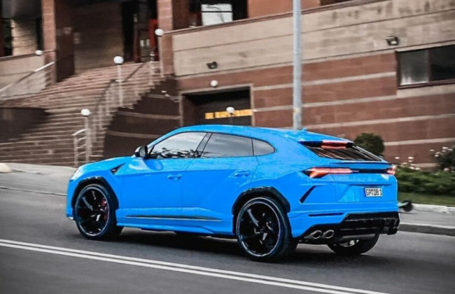 В Украине заметили яркий кроссовер Lamborghini