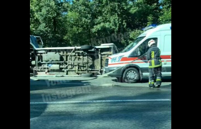 Трагедия под Киевом: перевернулась маршрутка с людьми, видео