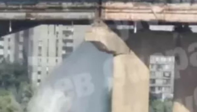 Коммунальная авария в Киеве: на мосту Патона прорвало трубу, видео