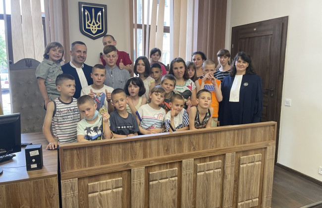 У Рівненському окружному адмінсуді відбувся День відкритих дверей для дітей: фото