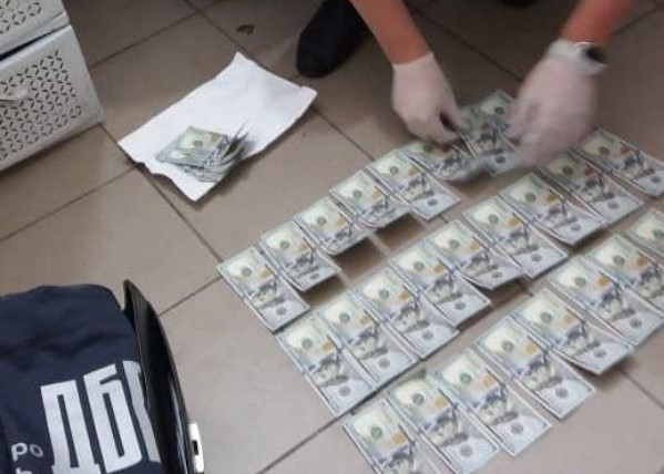 $3 тисячі за непритягнення до кримінальної відповідальності: викрито поліцейських на хабарництві