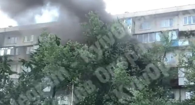 В Киеве вспыхнул пожар в многоэтажке, видео