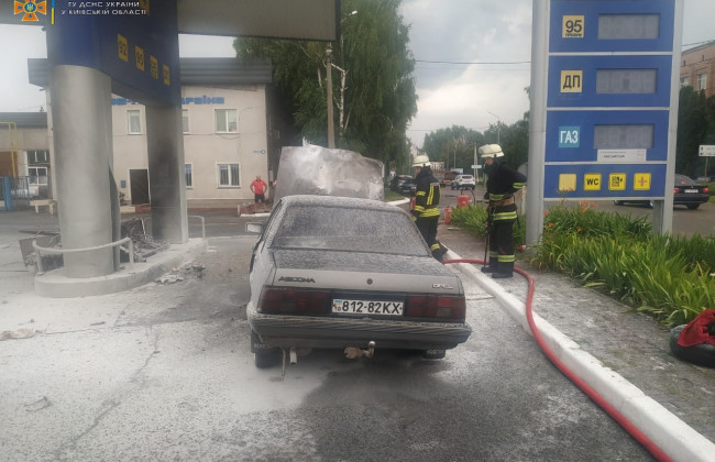 На Київщині ліквідовано загоряння автомобіля внаслідок ДТП на АЗС