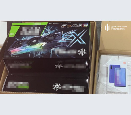 У «Борисполі» конфіскували 3 тонни елітних товарів, якими приторговували митники