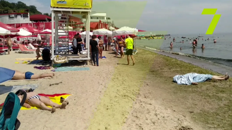 В Одессе на пляже отдыхающие купались и загорали рядом с утопленником: фото и видео