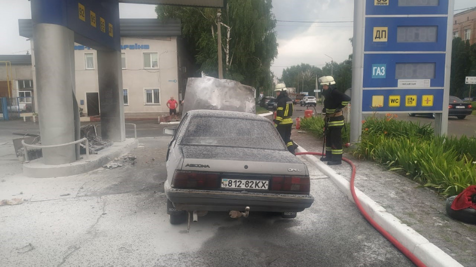 На Київщині ліквідовано загоряння автомобіля внаслідок ДТП на АЗС