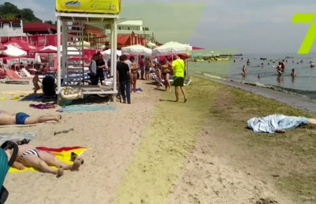 В Одессе на пляже отдыхающие купались и загорали рядом с утопленником: фото и видео