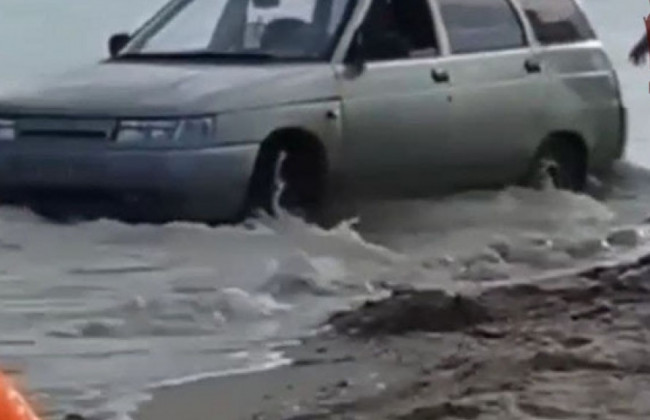 На украинском курорте парни решили «искупать» авто, но чуть не утопили его