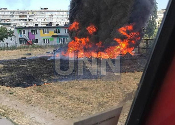 В спальном районе Киева неизвестные подожгли шины: люди выходили из домов из-за едкого дыма