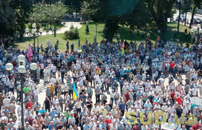 Пенсионеры силовых структур штурмуют Раду: что они требуют