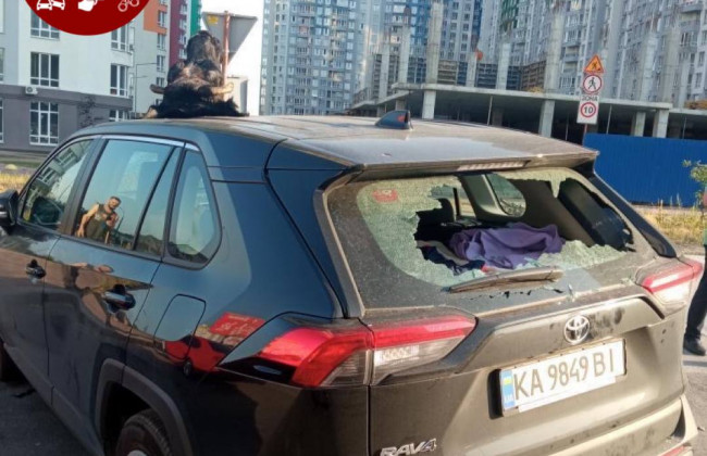 У столиці невідомі познущалися над авто: фото