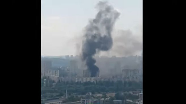 Стоял столб дыма: в Киеве вспыхнул серьезный пожар, видео