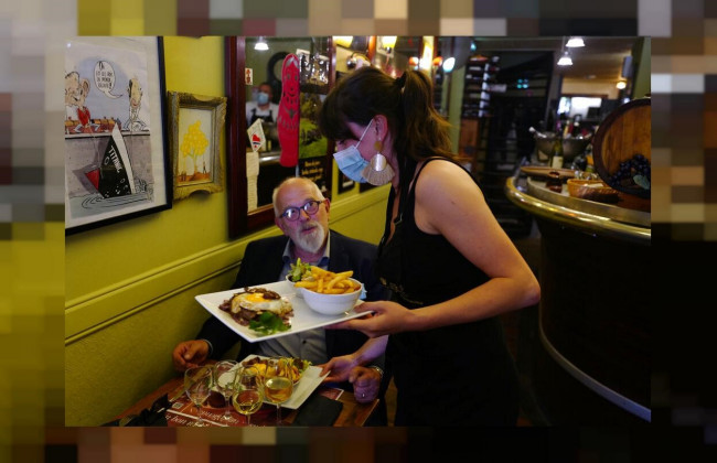 Только с вакциной или отрицательным тестом: Франция ограничит вход в рестораны и торговые центры