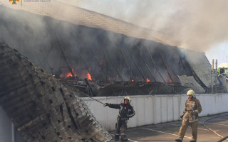 Масштабна пожежа на Київщині: горить підприємство