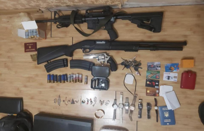 Катували та вимагали коштовності: поліція викрила злочинне угрупування на Київщині