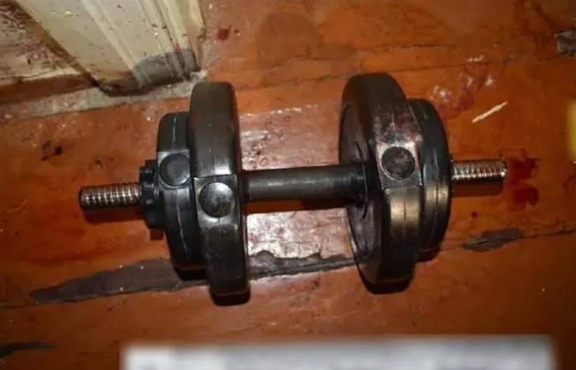 Под Киевом сын убил мать гантелей и попытался покончить с собой: детали