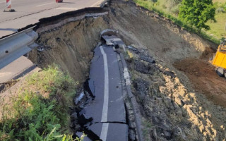 Подмыло часть полосы: дорога на Одессу уже не выдерживает нагрузки, фото