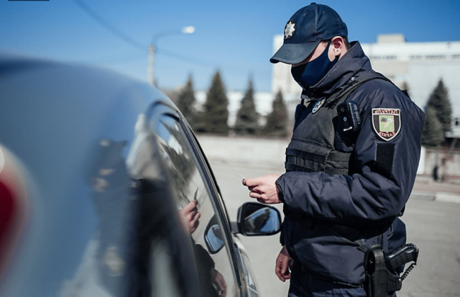 Водителям объяснили, зачем полицейский обязательно касается остановленных машин