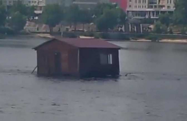 В Киеве на Оболони по Днепру дрейфует странный дом
