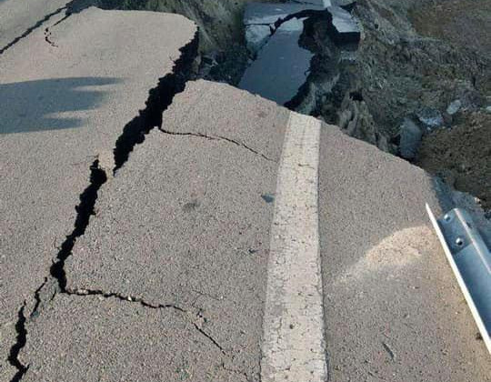 На трассе Киев – Одесса после дождей сползла часть дороги