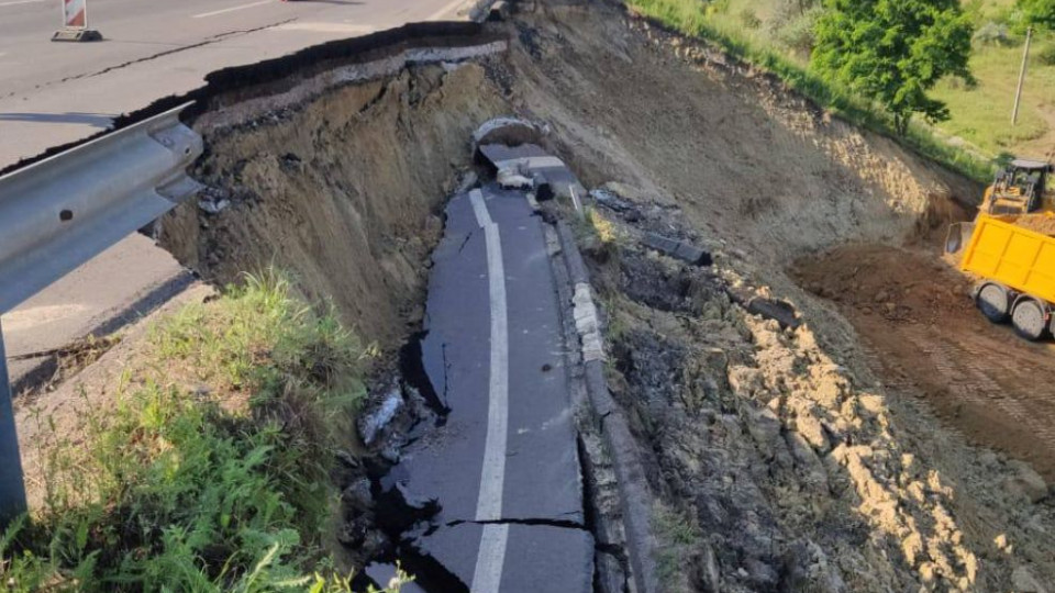 Подмыло часть полосы: дорога на Одессу уже не выдерживает нагрузки, фото