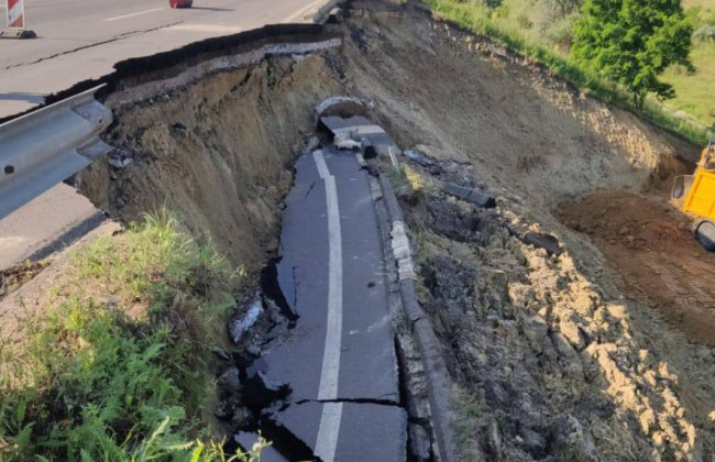 Подмыло часть полосы: дорога на Одессу уже не выдерживает нагрузки, фото