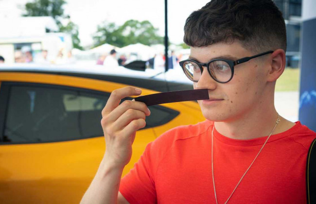 Чтоб долго помнили: Ford создал парфюм с запахом автомобильного топлива