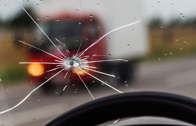 Насколько опасны трещины и сколы на лобовом стекле автомобиля