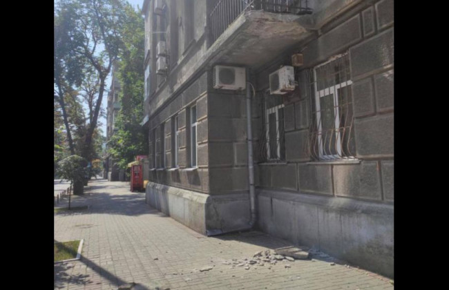 Куски бетона могут упасть на голову: киевлян предупредили об опасном доме, фото