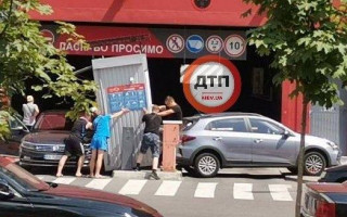 В Киеве женщина протаранила ТРЦ и будку парковщика