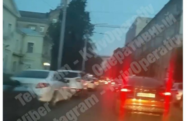 В Киеве «герои парковки» парализовали работу общественного транспорта, видео