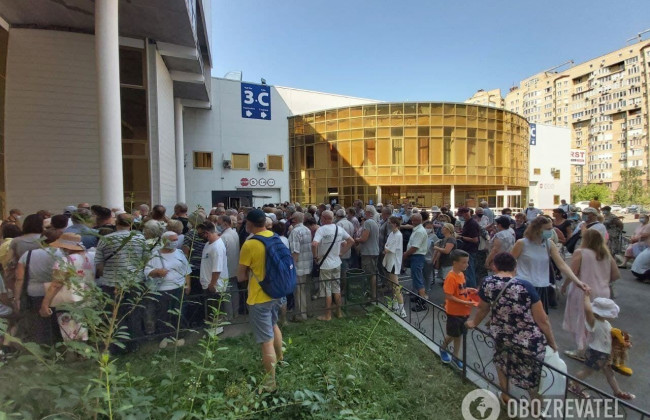 Очереди на вакцинацию: в Киеве не обошлось без потасовок