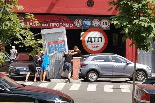В Киеве женщина протаранила ТРЦ и будку парковщика