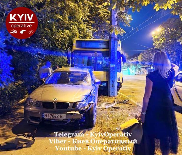 В Киеве автобус сорвался с тормозов и протаранил припаркованное авто