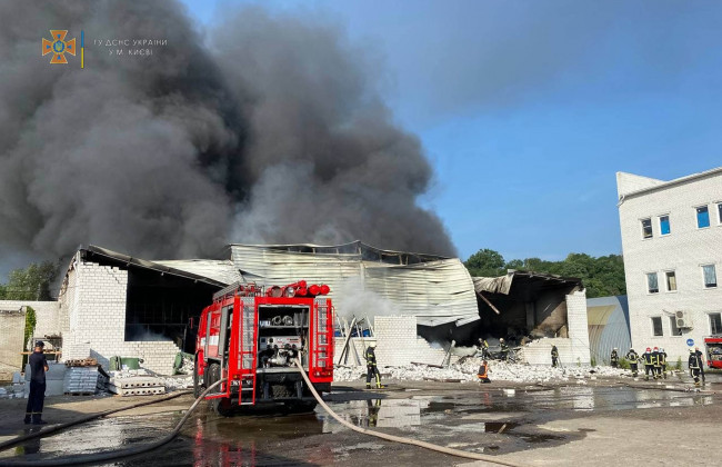 В Киеве масштабный пожар: горят склады
