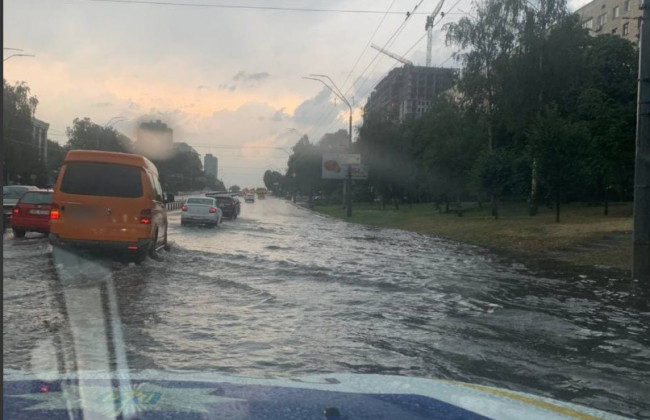 На столичному проспекті Перемоги через потоп перекрито рух