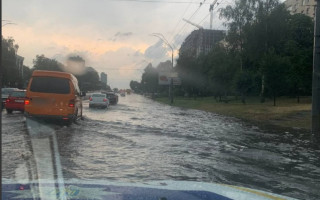 На столичному проспекті Перемоги через потоп перекрито рух