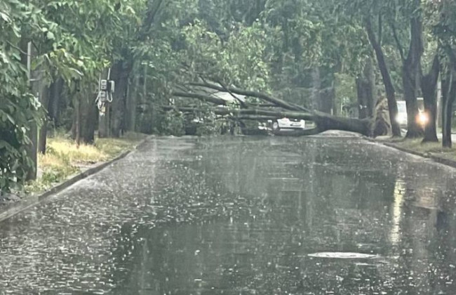 Киев накрыла непогода: на одной из улиц утонула машина, фото и видео