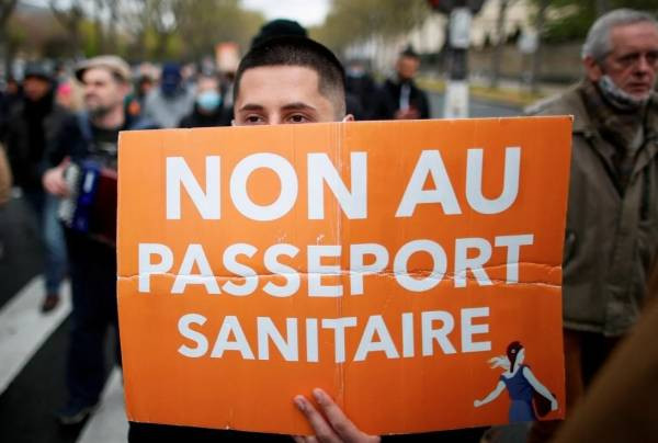 Французы протестуют против массовых прививок и новых правил: разгромлены центры вакцинации