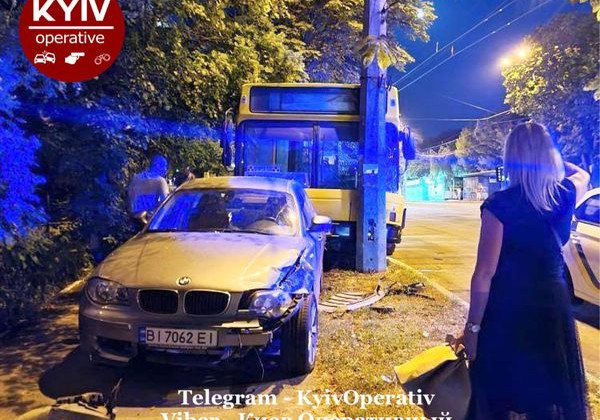 В Киеве автобус сорвался с тормозов и протаранил припаркованное авто
