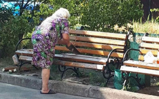 В Киеве бабушка ножовкой спилила новую лавочку, фото