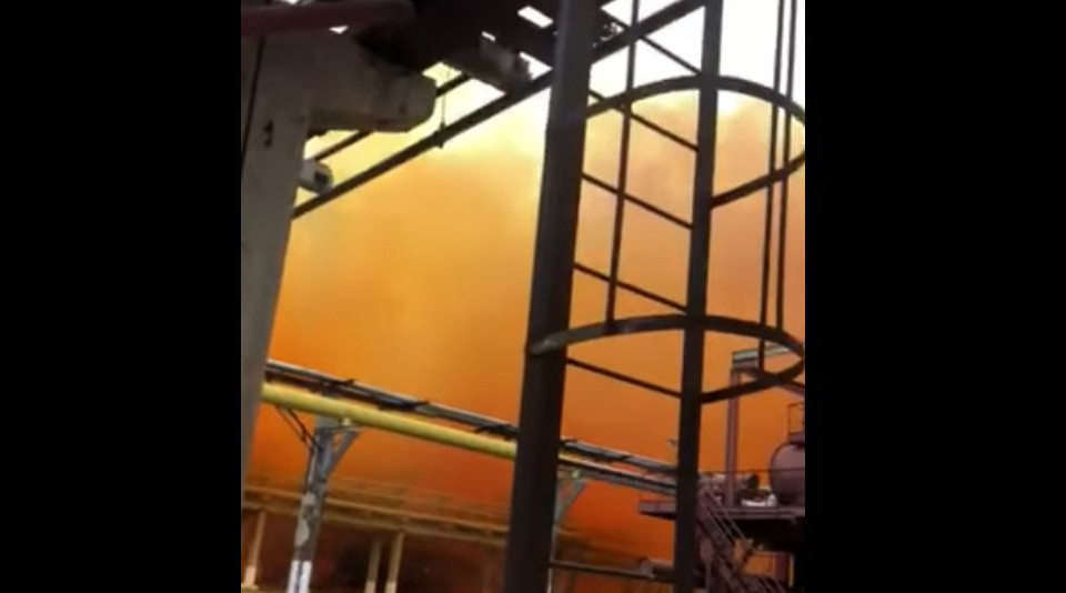 Вибух на хімзаводі у Рівному: в небо піднялася помаранчева хмара, відео