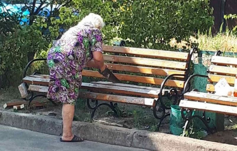 В Киеве бабушка ножовкой спилила новую лавочку, фото