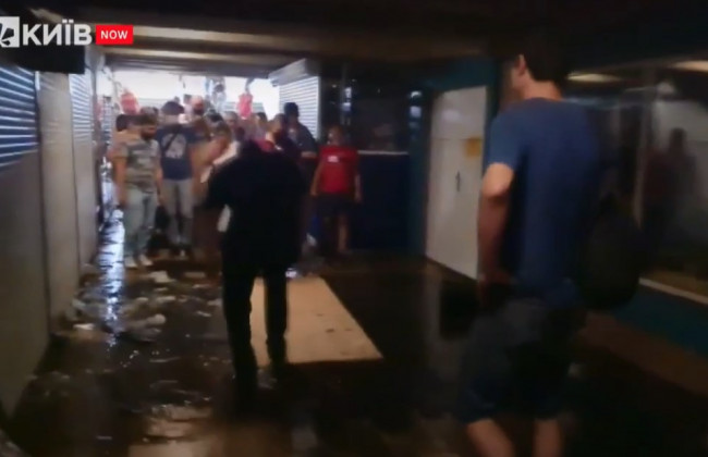 Последствия непогоды в Киеве: на станции метро «Академгородок» до сих пор откачивают воду