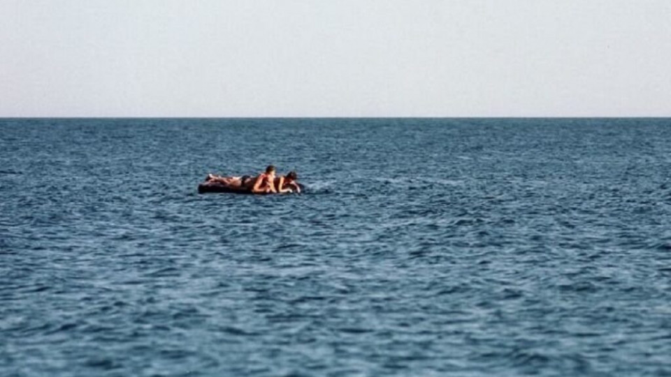 В Запорожской области на матрасе в море унесло двух взрослых с ребенком