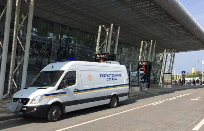 Мінування аеропорту Львів: усіх пасажирів евакуйовано