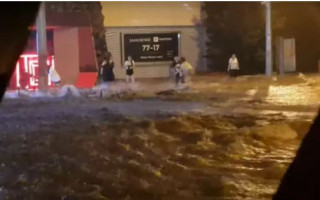 Людей сносило потоком и падали деревья: в Одессе прошел мощный ливень, видео