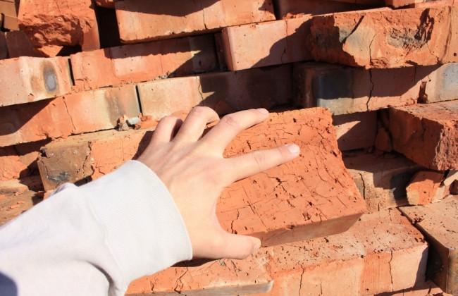 В Киеве приезжий ударил знакомого кирпичом по голове ради смартфона