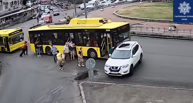 В Киеве пассажиры толкали троллейбус и протаранили легковушку, видео